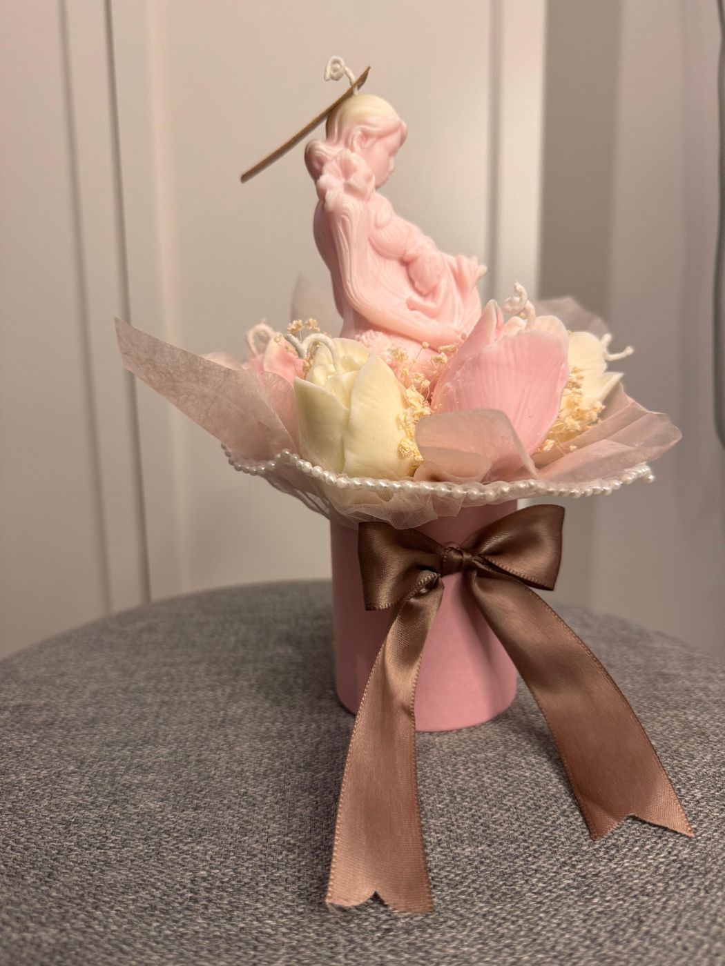 Vela decorativa de grávida com flores em tons rosa, ideal para anunciar ou celebrar uma gravidez