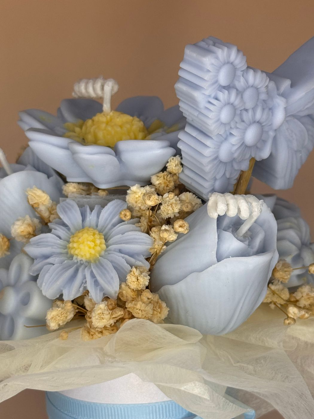 Bouquet de velas em tons de azul pálido com margaridas, rosas e conchas