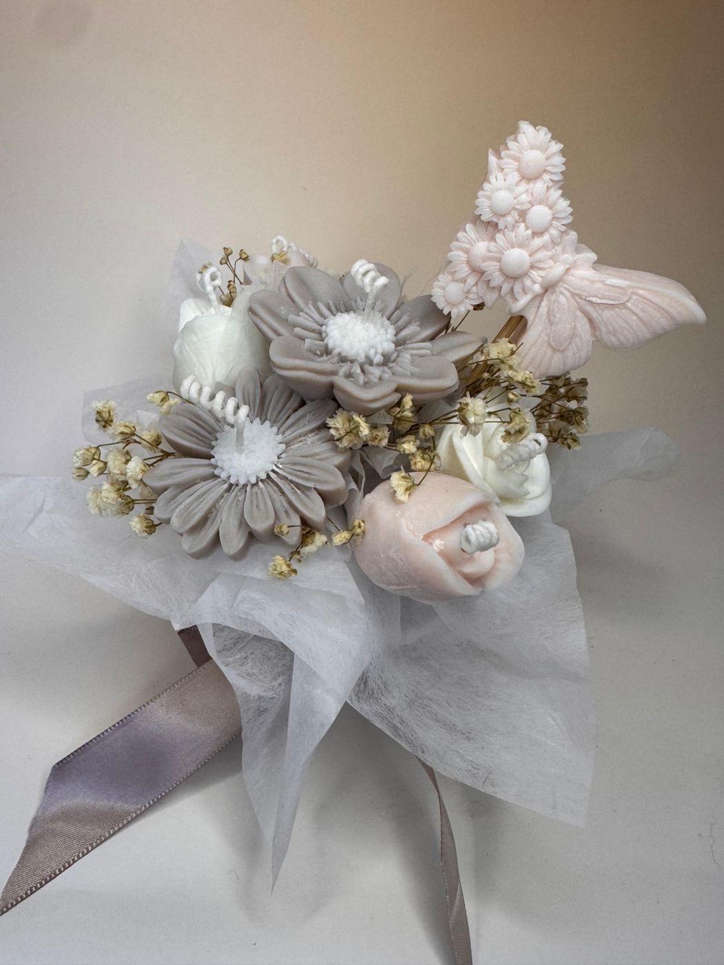 Bouquet de velas florais em tons cinza, rosa e branco, ideal para oferecer no Dia da Mãe