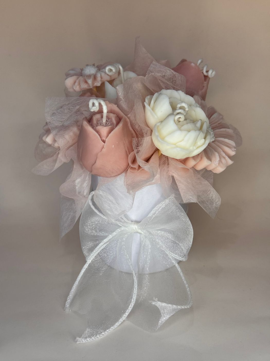 Bouquet de velas florais em tons rosa e creme com laço branco