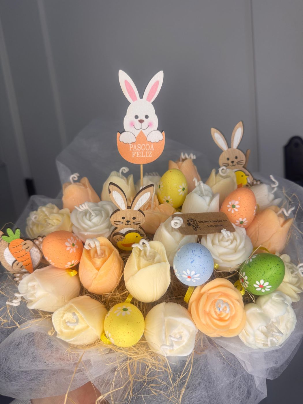 Bouquet de velas de Páscoa com coelhinhos, ovos e flores
