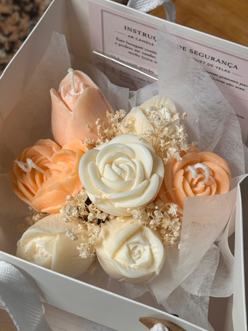 Bouquet de velas acondicionado em caixa de apresentação com instruções de segurança