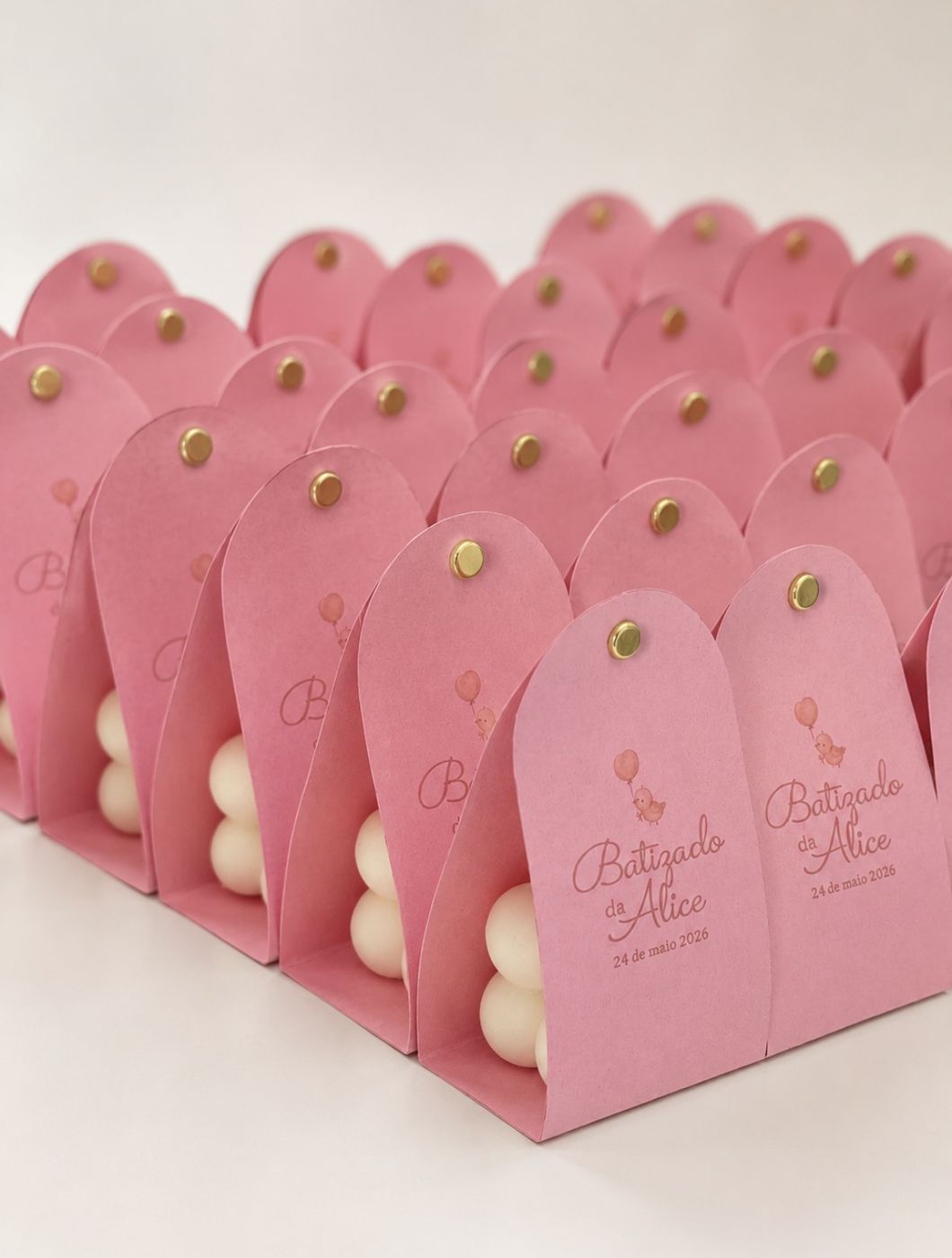 Conjunto de lembranças personalizadas de batizado em tons de rosa