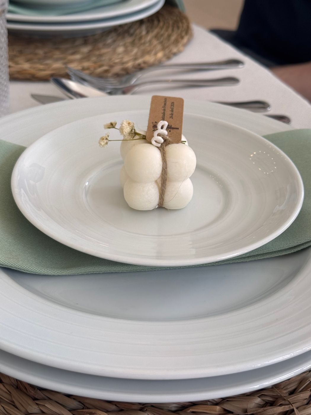 Lembrança personalizada com vela apresentada numa mesa de casamento