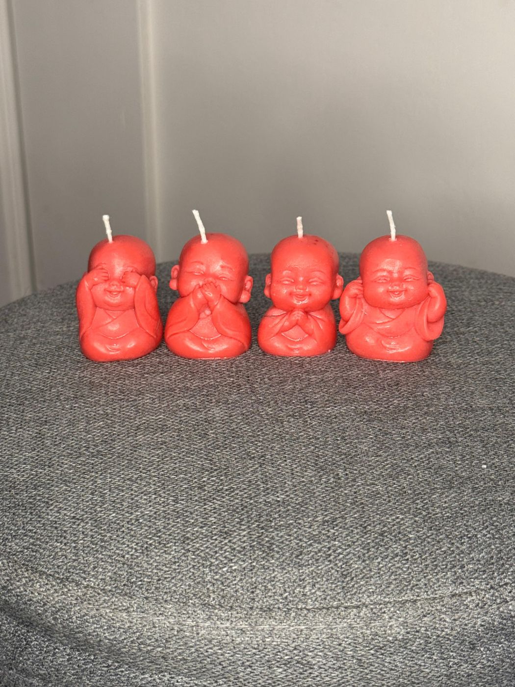 Conjunto de velas aromáticas em forma de buda vermelho