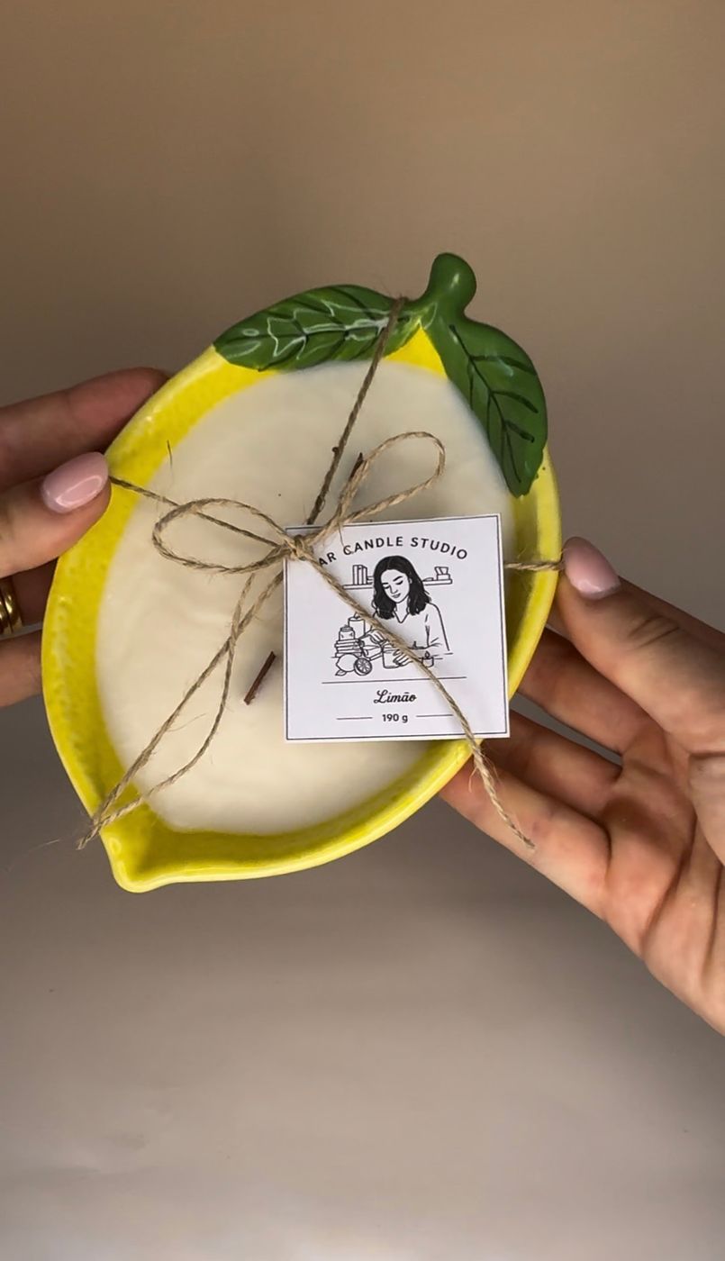 Vela aromática de limão em recipiente de cerâmica com etiqueta AR Candle Studio